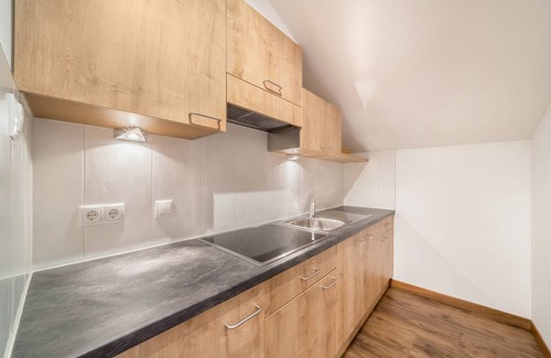 Lana Apartment | Charming Apartment “ Kammerhof Traube” with Mountain View, Wi-Fi, Balcony & Garden