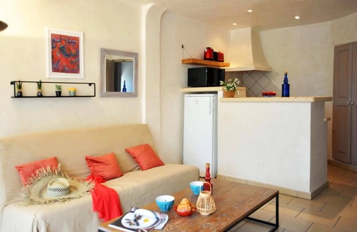Lecci Apartment | Charming apartment "Les pieds dans l'eau" N°7, 70 m from the beach.