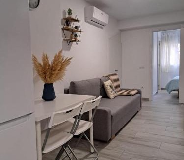 El Pilar Apartment | Charming Apartment up to 4 persons 3 min to Metro