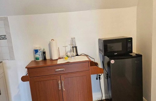 Ampere Apartment | Charming apartment with AC in East Orange - Perfect for a getawaynn