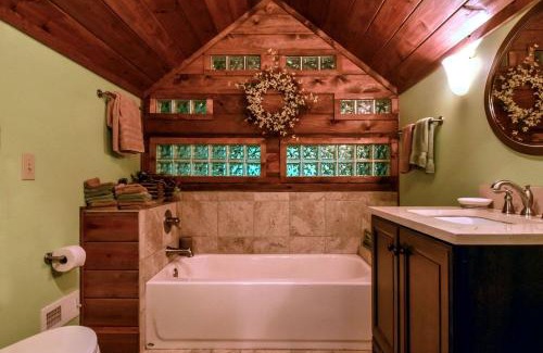 Topton House | Charming Appalachian Mountain Cabin for Glamping near the Nantahala River