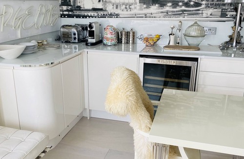 St. Johns Wood Apartment | Charming Art Deco Apartment Overlooking Regents Park with a balcony
