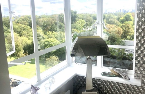 St. Johns Wood Apartment | Charming Art Deco Apartment Overlooking Regents Park with a balcony