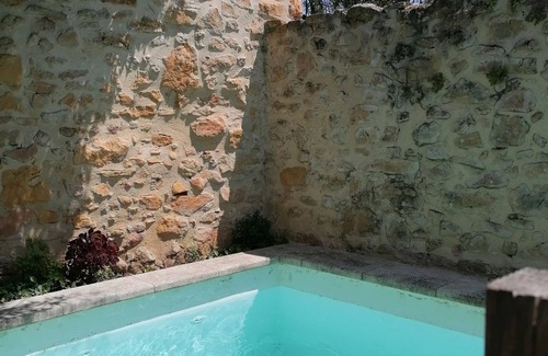Sabran House | Charming, artistic, cool and quiet house, swimming pool, wooded patio.