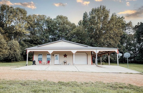 Portland House | ￼ Charming Barndominium in Country ￼- Pet-Friendly & Completely Renovated