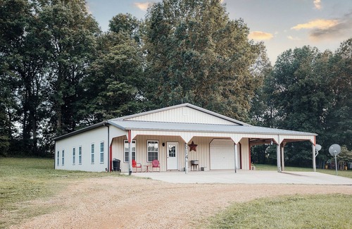 Portland House | ￼ Charming Barndominium in Country ￼- Pet-Friendly & Completely Renovated