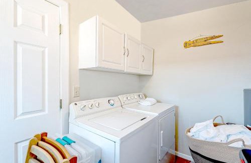 Sam Hughes House | Charming Basement Studio Guesthouse 2 Blocks from UofA, Low Summer Rates!