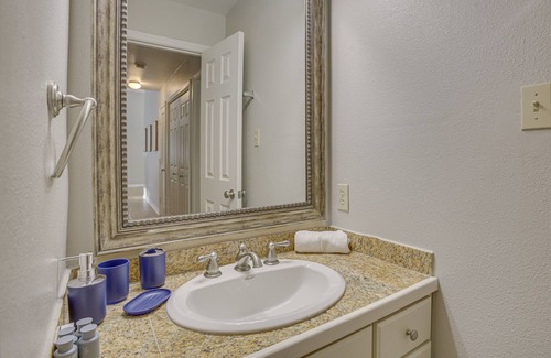 Mid City South Condo | Charming Baton Rouge Retreat w/ Community Pool!