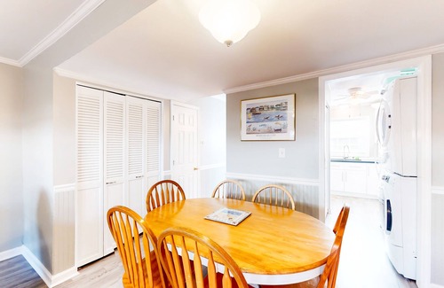 Pine Knoll Shores Condo | Charming beach condo with seasonal pool & washer/dryer - steps from the ocean