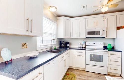 Pine Knoll Shores Condo | Charming beach condo with seasonal pool & washer/dryer - steps from the ocean