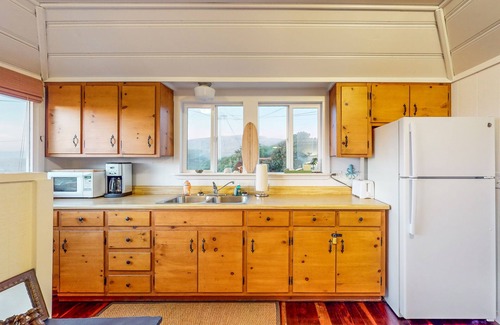 Salmon Creek House | Charming beach cottage with an ocean view, WiFi, gas fireplace, & full kitchen