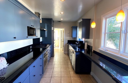 Belmont Shore House | Charming Beach Getaway/Next to Beach & 2nd Street/Lower Unit