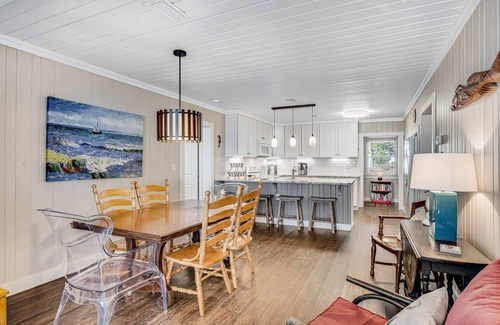 Ono Island House | Charming beachfront home with WiFi, central AC, balcony, & deck