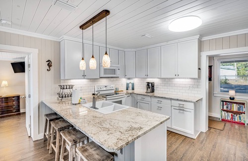 Ono Island House | Charming beachfront home with WiFi, central AC, balcony, & deck