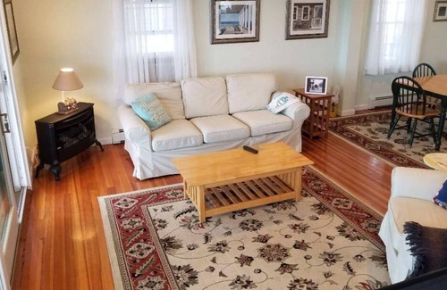 Scituate House | Charming Beachfront Cottage