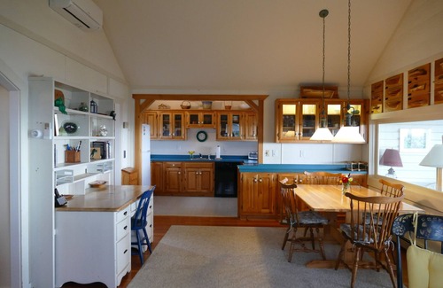 Ocean Park House | Charming beachfront cottage-private beach access and ocean views