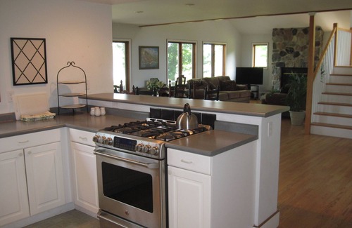 Beulah House | Charming Beachfront Vacation Home On Crystal Lake: Sept-Oct ‘25 available!