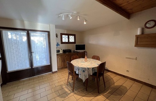 Valras-Plage Apartment | Charming Beachside Pavilion, 250m to Shore, Sleeps 6, Garden & BBQ