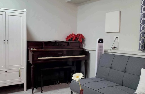 Port Coquitlam Bed & Breakfast | Charming bed & breakfast with WiFi in Port Coquitlam