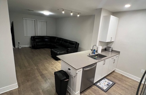 Mid-Wilshire Apartment | charming -bedroom apartment that’s very spacious in the Mid Wilshire area