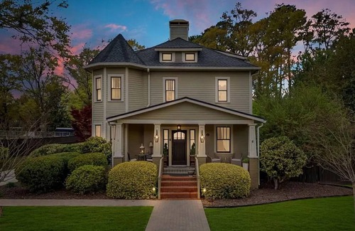 Woodstock House | Charming, Beloved Retreat Steps away from Historic Downtown Woodstock!3BD w/Pool
