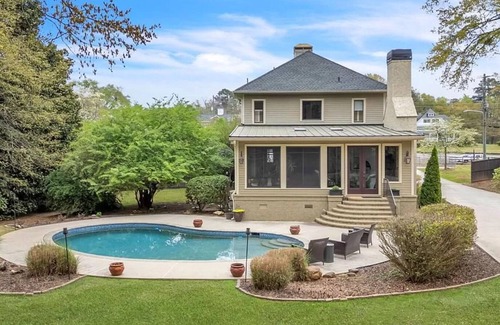 Woodstock House | Charming, Beloved Retreat Steps away from Historic Downtown Woodstock!3BD w/Pool