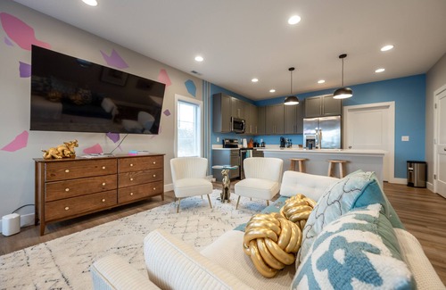 Bloomington House | Charming Bloomington Retreat 4BR/Townhouse/Pet-Friendly! Book Now & Save!