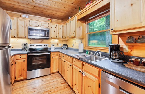 Mineral Bluff Cabin | Charming Blue Ridge Cabin! Hot Tub, Hiking, Close to Blue Ridge Attractions!