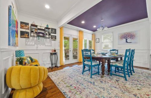 East Side House | Charming Boho Getaway -Near Downtown- Sleeps 10