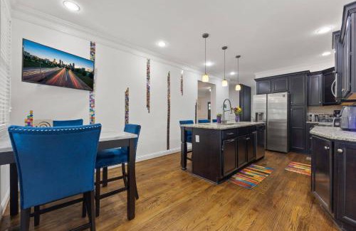 East Side House | Charming Boho Getaway -Near Downtown- Sleeps 10