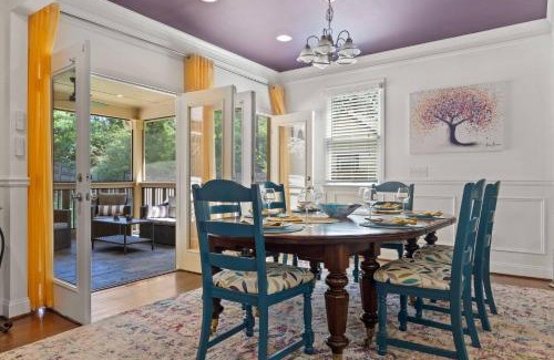 East Side House | Charming Boho Getaway -Near Downtown- Sleeps 10
