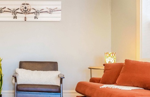 Southwest Garden Condo | Charming Botanical Gardens 2BR / ABODEbucks