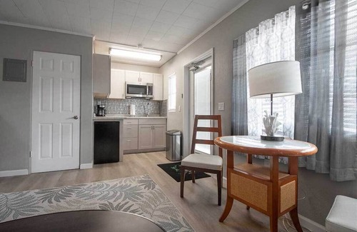 Zephyrhills Hotel | Charming boutique hotel. Newly remodeled, cozy, private getaway & adult only!