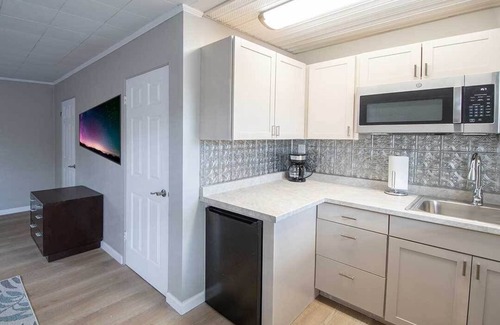 Zephyrhills Hotel | Charming boutique hotel. Newly remodeled, cozy, private getaway & adult only!
