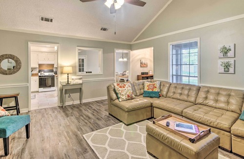 Flowood House | Charming Brandon Home w/ Deck, Charcoal Grill