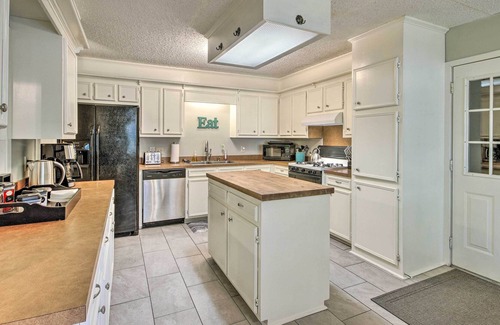 Flowood House | Charming Brandon Home w/ Deck, Charcoal Grill