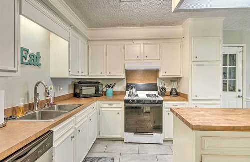 Flowood House | Charming Brandon Home w/ Deck, Charcoal Grill