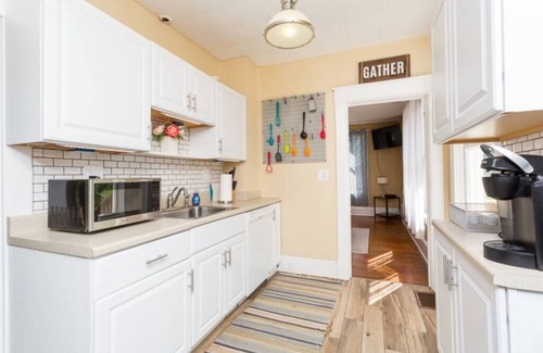 Harrisonburg House | Charming Brick Bungalow Steps from JMU Fenced backyard 30 day min