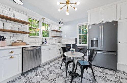 Williamstown House | Charming Brick Cottage Near Ark Sleeps 12