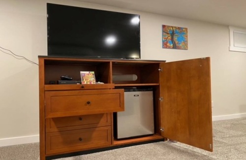 Logan House | 🌳Charming Brick Home 🌳 with bonus space & fenced yard for pets