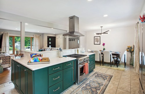 Crystal House | Charming & Bright Crystal Home w/Fire Table!