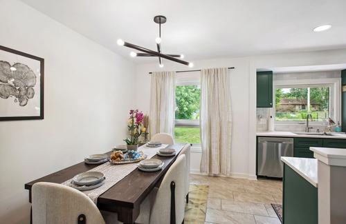 Crystal House | Charming & Bright Crystal Home w/Fire Table!