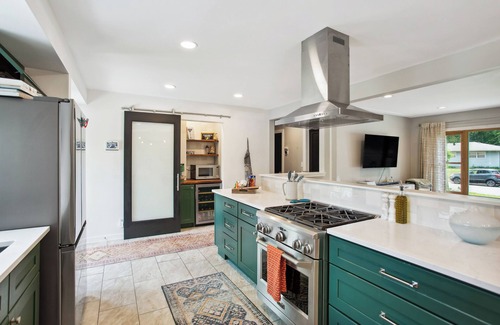 Crystal House | Charming & Bright Crystal Home w/Fire Table!