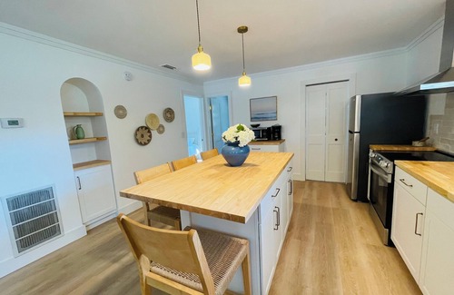 Colington House | Charming Bungalow close to the beach and bay.