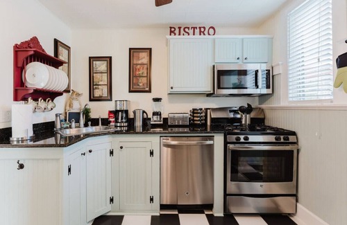 West Palm Beach House | Charming Bungalow w/Heated Pool & BBQ