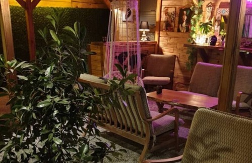 Cinarcik House | Charming Bungalow in Cinarcik with Shared Garden