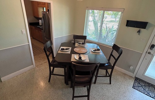 Bradenton House | Charming Bungalow in west Bradenton only minutes from Bradenton beach and IMG.