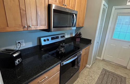 Bradenton House | Charming Bungalow in west Bradenton only minutes from Bradenton beach and IMG.