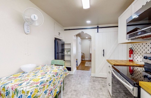 Twin Falls Apartment | Charming Bungalow - King Bed, office setup