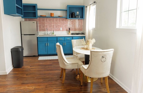 Silver Lake House | Charming bungalow with WiFi and AC in beautiful Silver Lake!